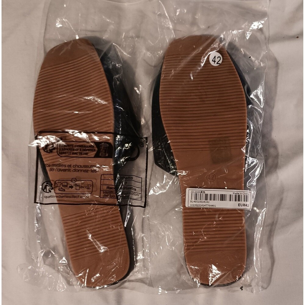 Sandals - Picture 2 of 4